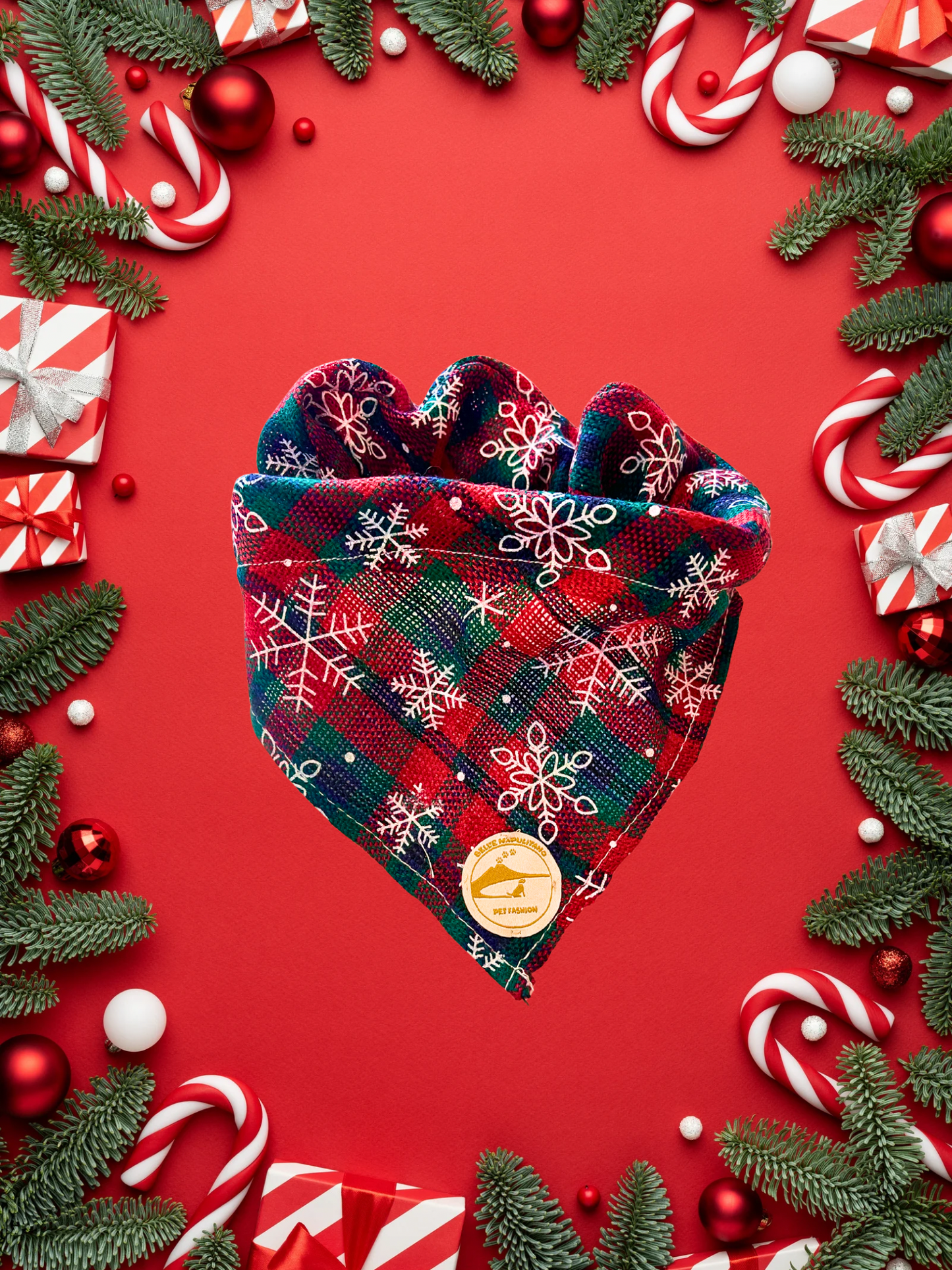 Bandana natalizia sartoriale per cani stile scozzese verde e rosso con fiocchi di neve grandi