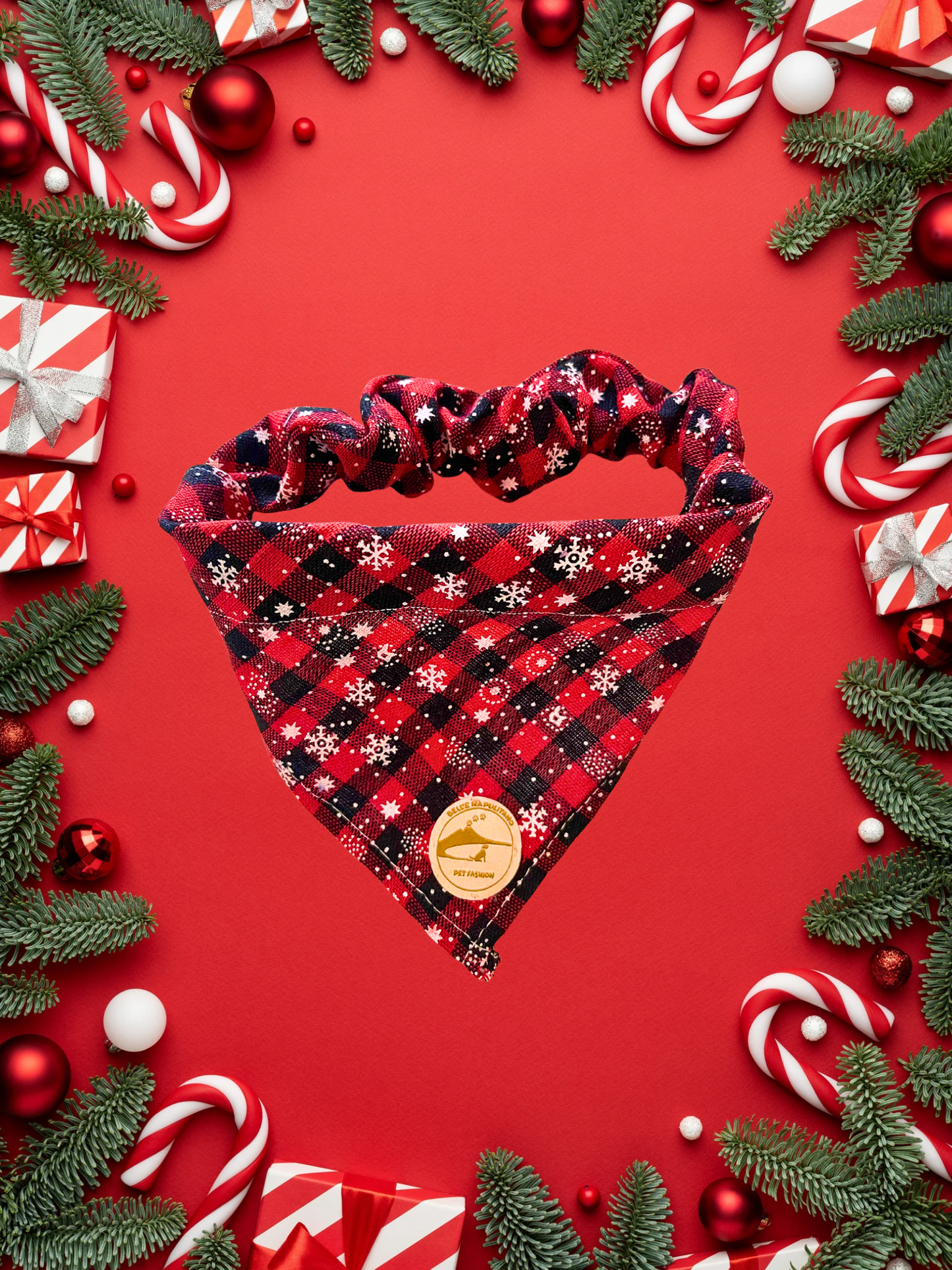 Bandana natalizia sartoriale per cani a quadretti nero e rosso con fiocchi di neve.