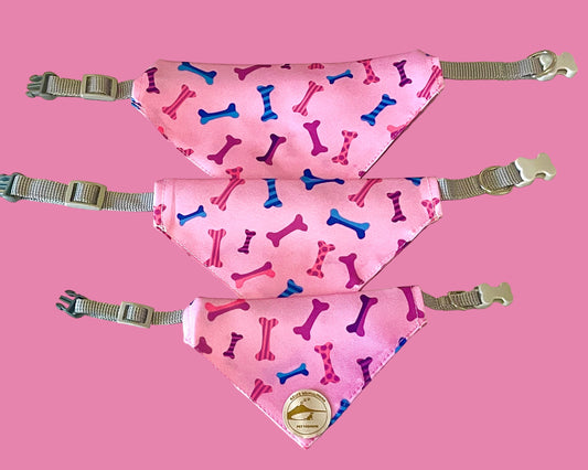 Bandana cane rosa con collare con fantasia ossi multicolor personalizzabile