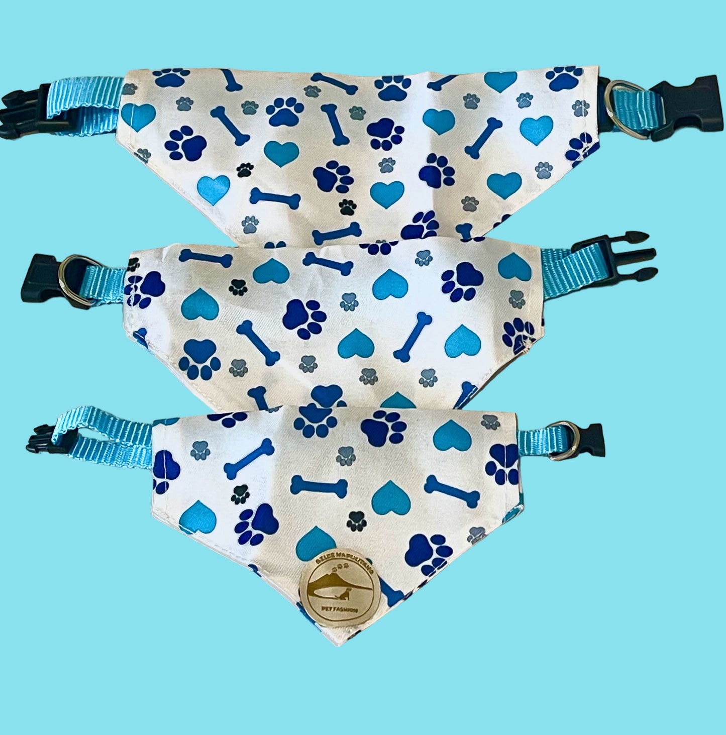 Bandana cane bianca con collare con fantasia di ossi, cuori e zampette blu.