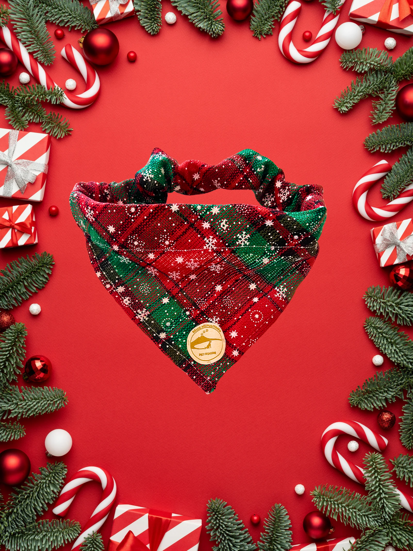 Bandana natalizia sartoriale per cani stile scozzese rosso e verde con fiocchi di neve