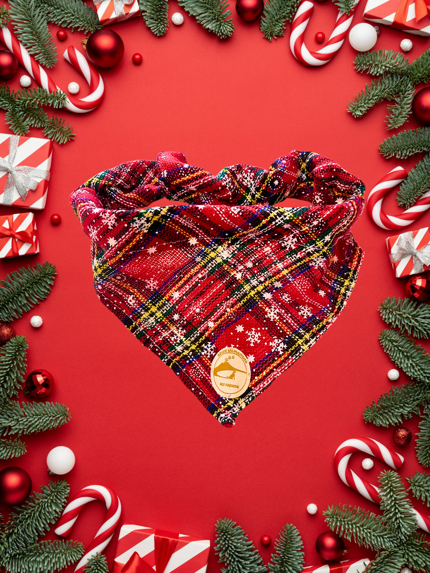 Bandana natalizia sartoriale per cani stile tartan su sfondo rosso con fiocchi di neve.