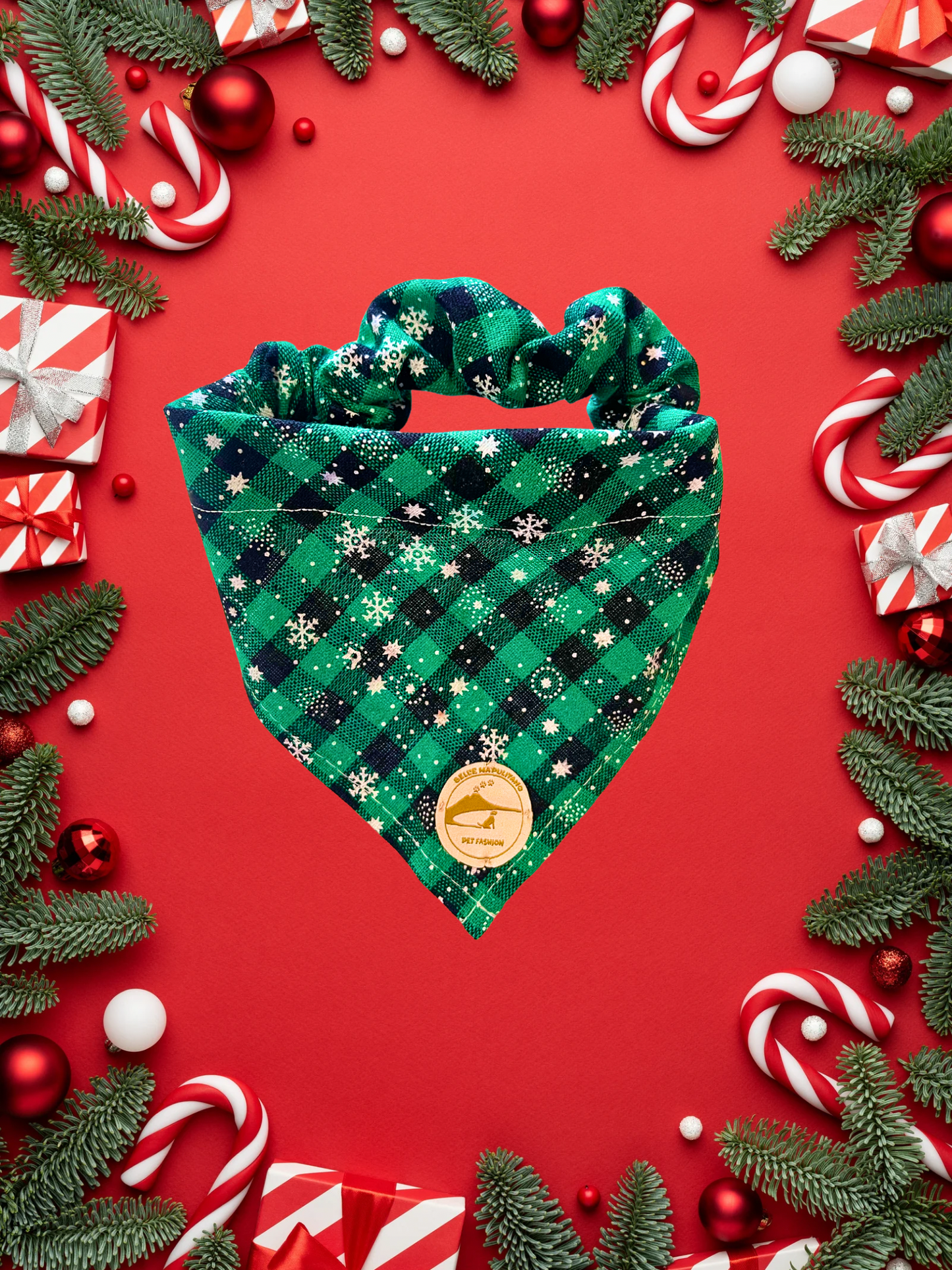 Bandana natalizia sartoriale per cani a quadretti verde e nero con fiocchi di neve