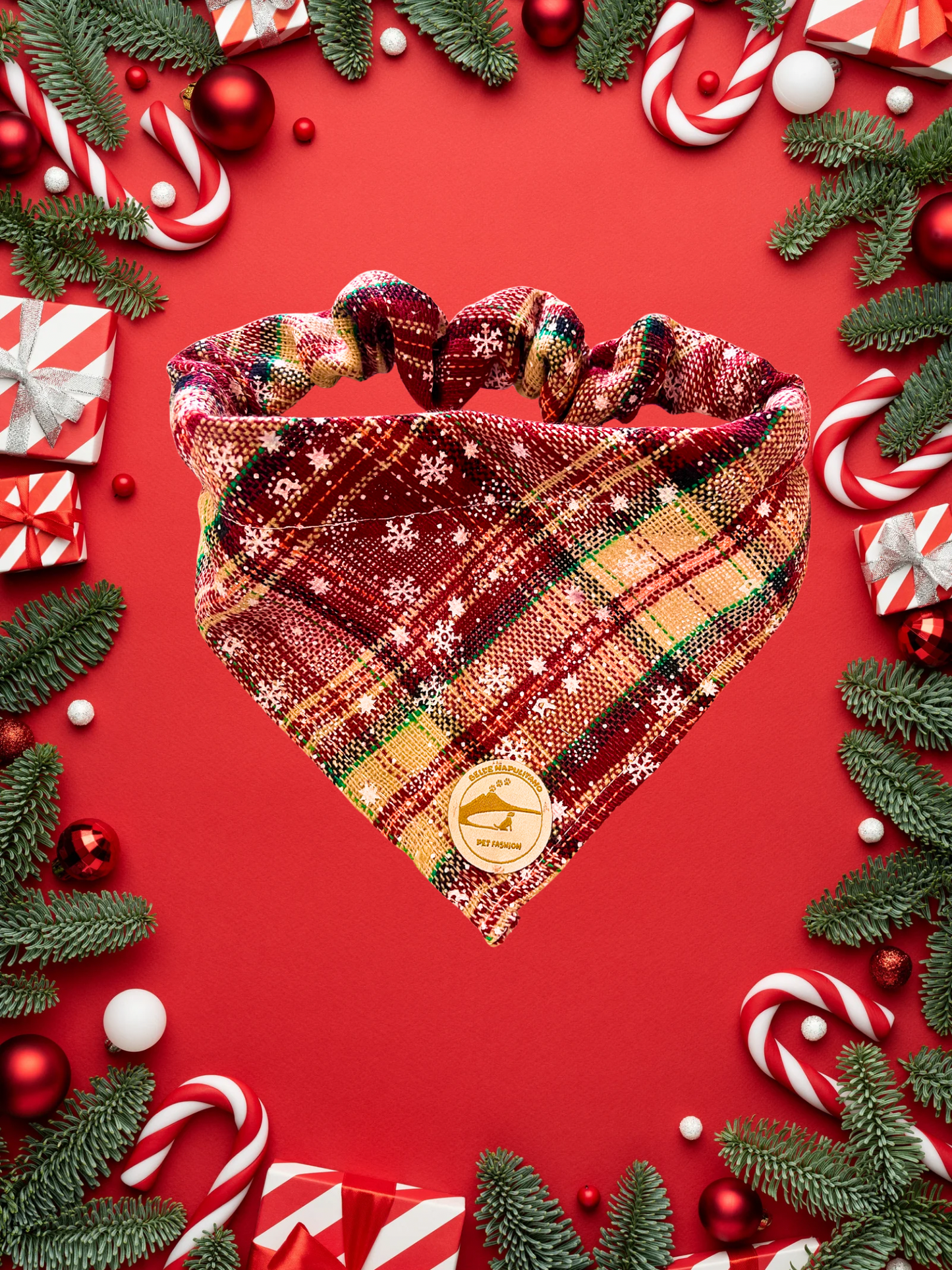 Bandana natalizia sartoriale per cani stile scozzese bordeaux e beige con fiocchi di neve