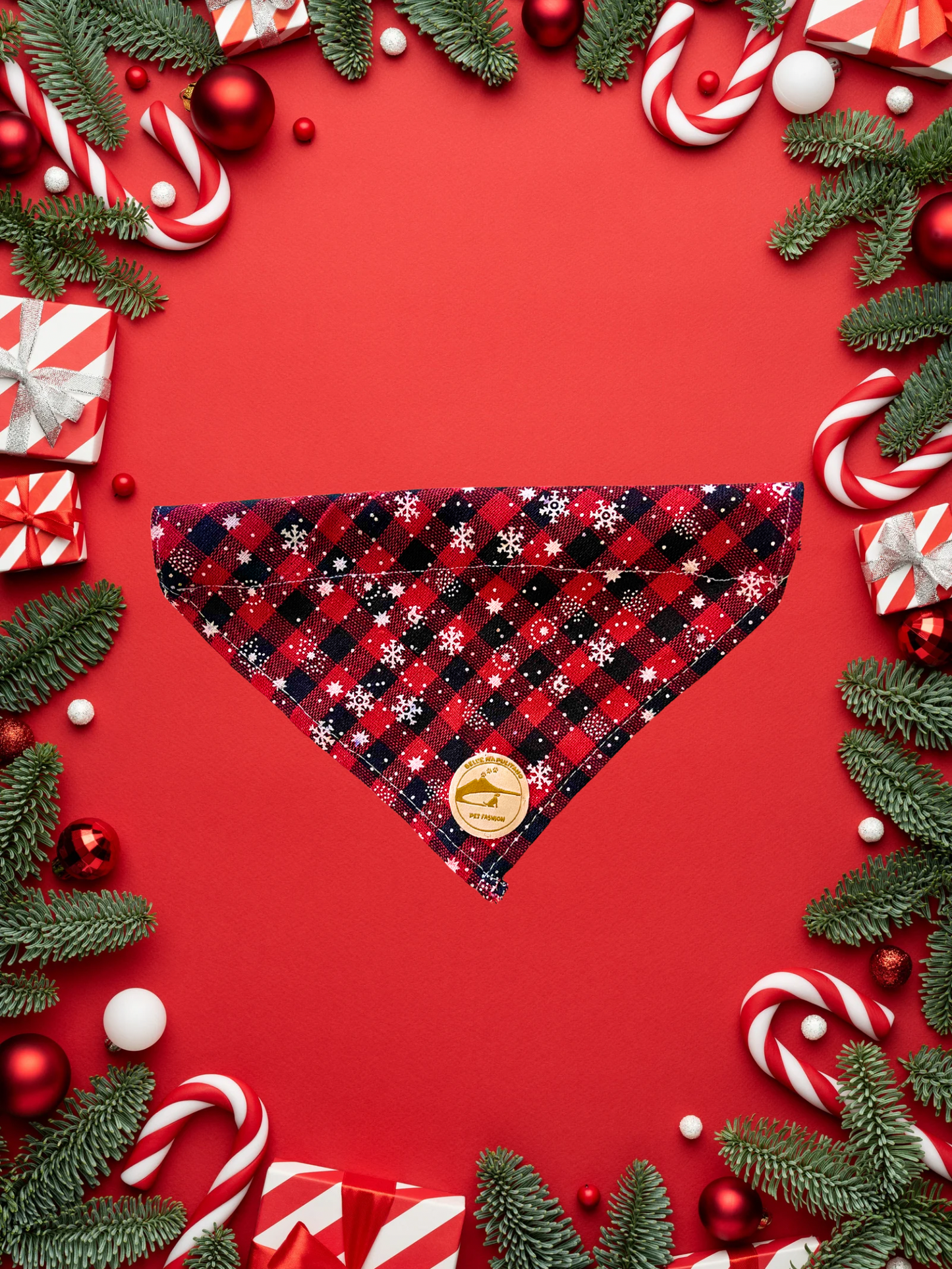 Bandana natalizia sartoriale per cani a quadretti nero e rosso con fiocchi di neve.