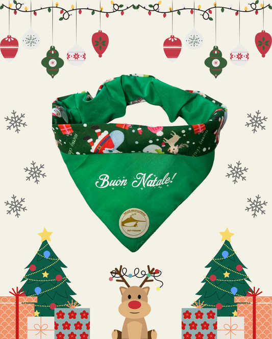 Bandana Natalizia sartoriale double-face per cani verde con tessuto fantasia con Babbi Natale, pupazzi di neve e renne e con scritta “Buon Natale!” stampata