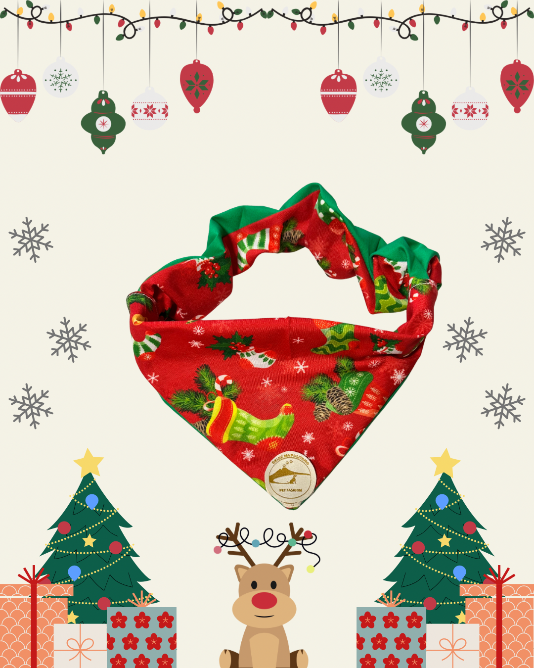 Bandana natalizia sartoriale double-face per cani verde con tessuto fantasia rosso con calze di Natale e scritta “Buon Natale!” stampata