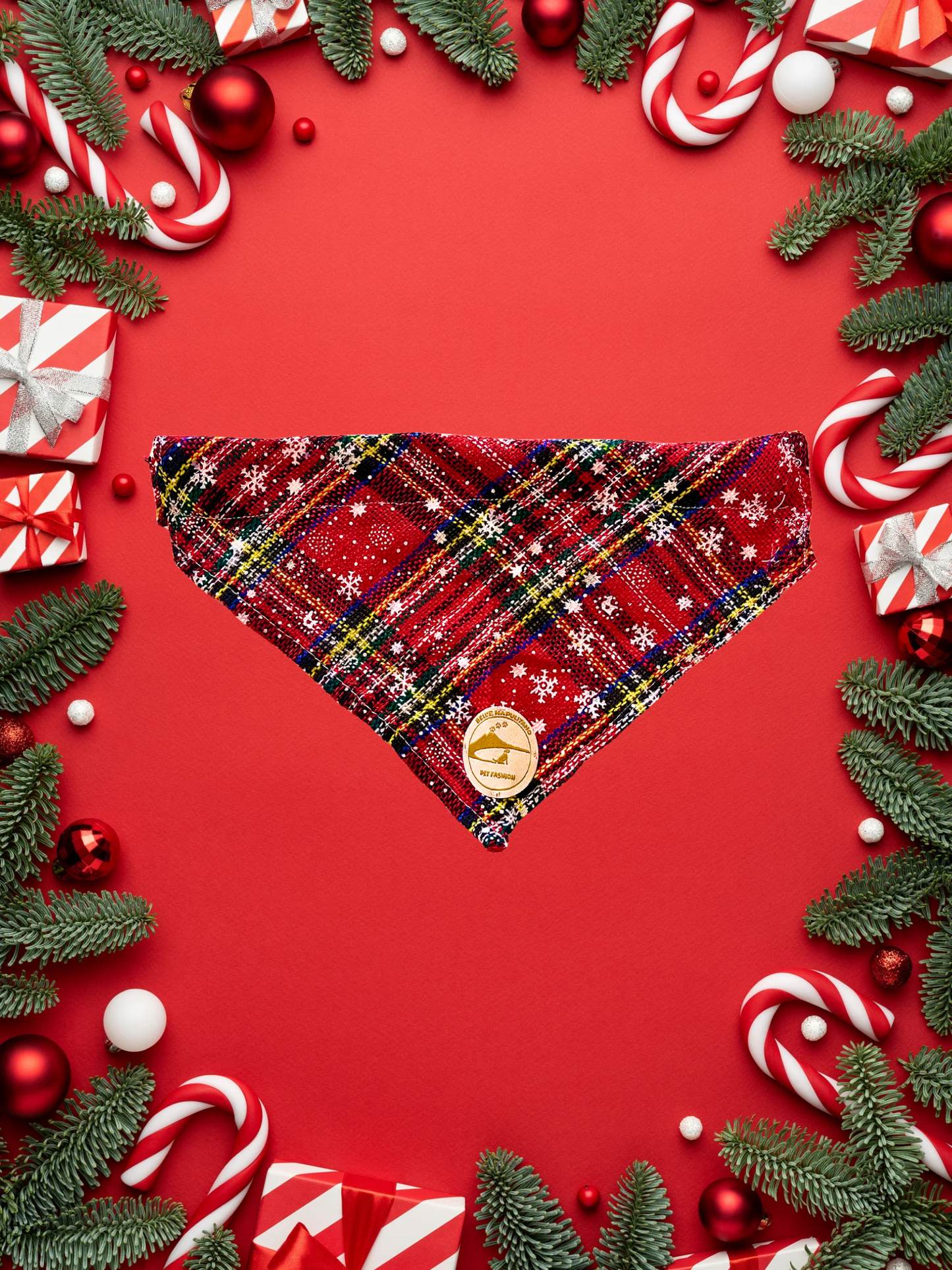 Bandana natalizia sartoriale per cani stile tartan su sfondo rosso con fiocchi di neve.