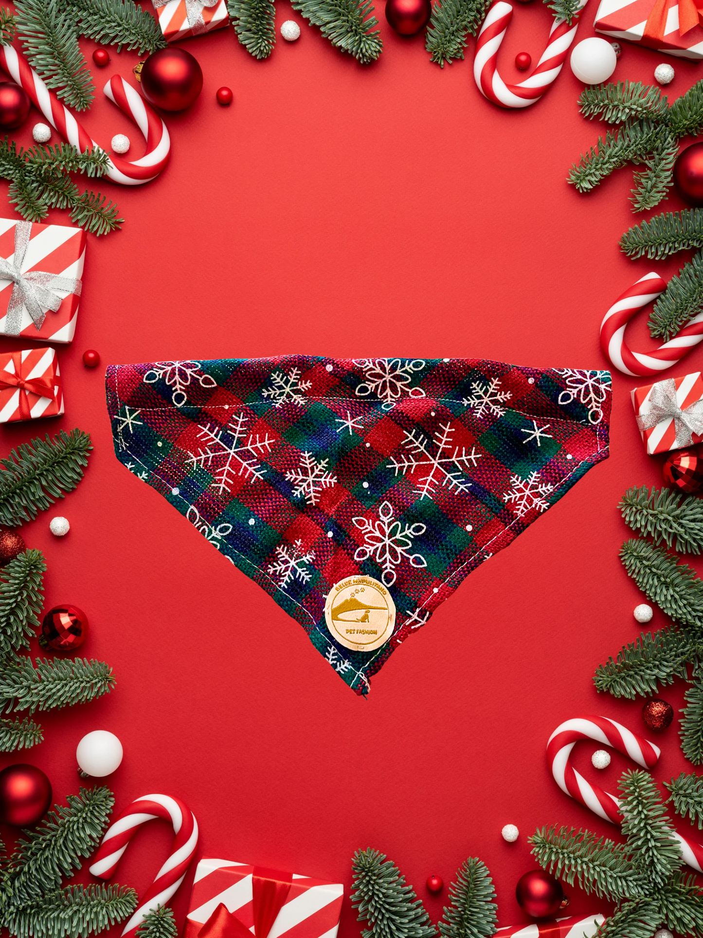 Bandana natalizia sartoriale per cani stile scozzese verde e rosso con fiocchi di neve grandi