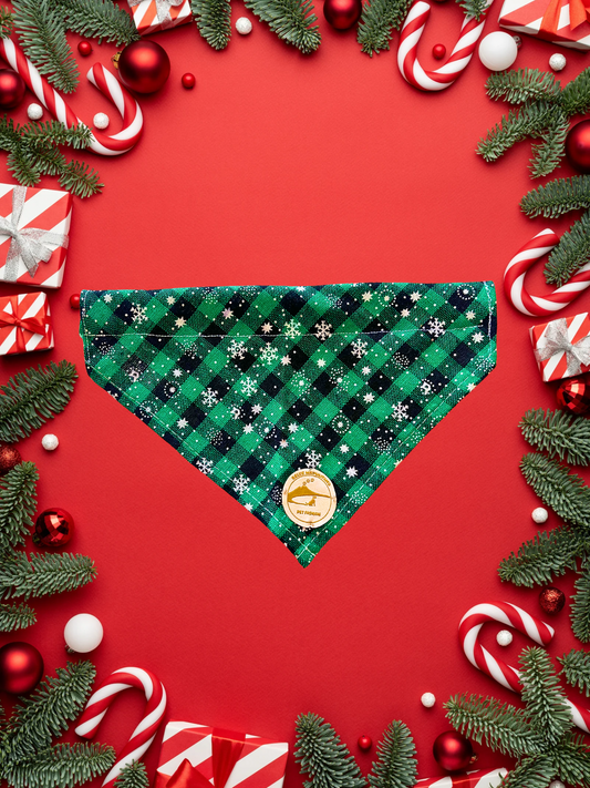 Bandana natalizia sartoriale per cani a quadretti verde e nero con fiocchi di neve