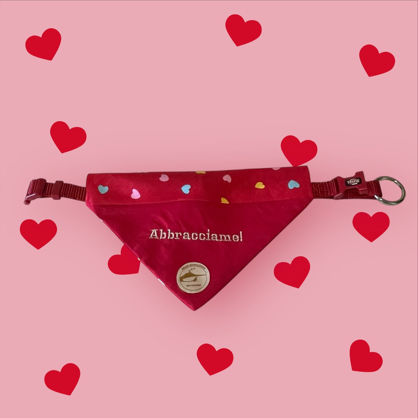 Bandana Cane "Abbracciame" Ricamata: Sartoriale Double-Face a Collare in Puro Cotone