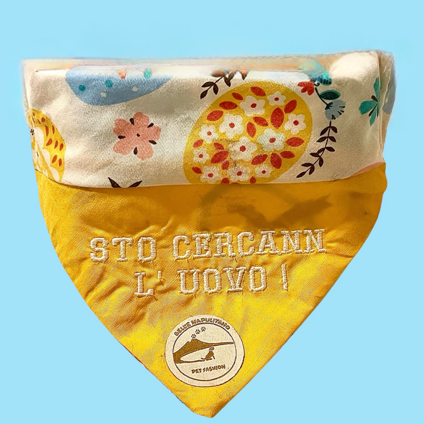 Bandane cane Pasqua sartoriale double-face. Frase ricamata in Napoletano & Puro cotone " STO CERCANN L'UOVO” a COLLARE