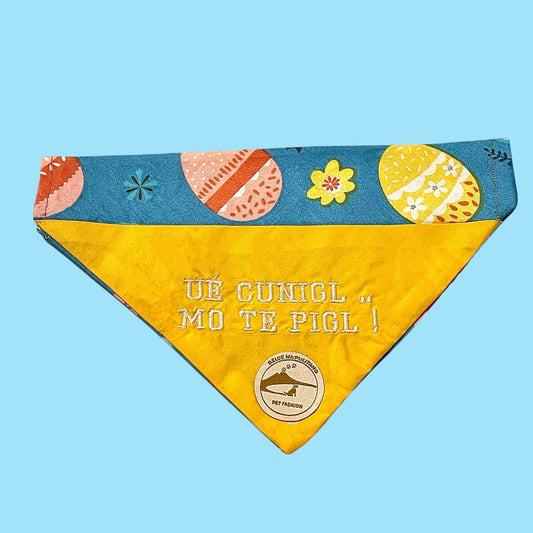 Bandana Cane Pasqua Sartoriale Double-Face: Frase Ricamata in Napoletano & Puro Cotone "UE' CUNIGL ..MO TE PIGL !" a COLLARE