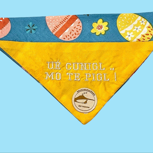 Bandana Cane Pasqua Sartoriale Double-Face: Ricamo in Napoletano & Puro Cotone
"UE' CUNIGL ..MO TE PIGL!" con ELASTICO