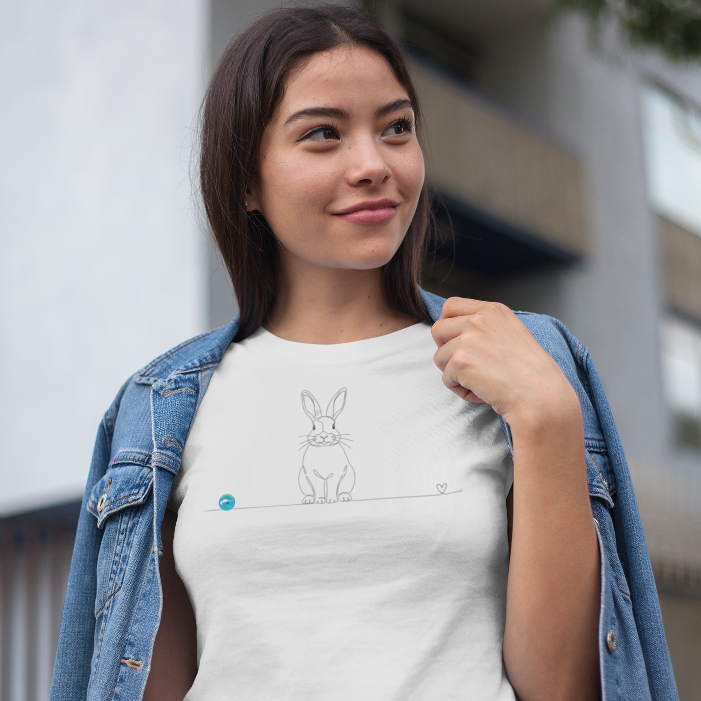 t-shirt con coniglio line art
